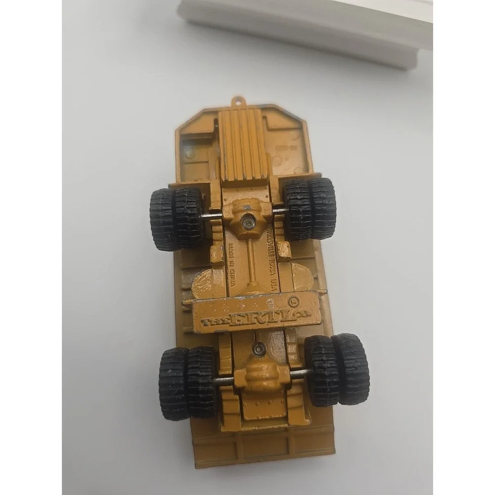 The ERTL Co. International Harvester Hydraulic Earth Mover Dump Truck Diecast‎